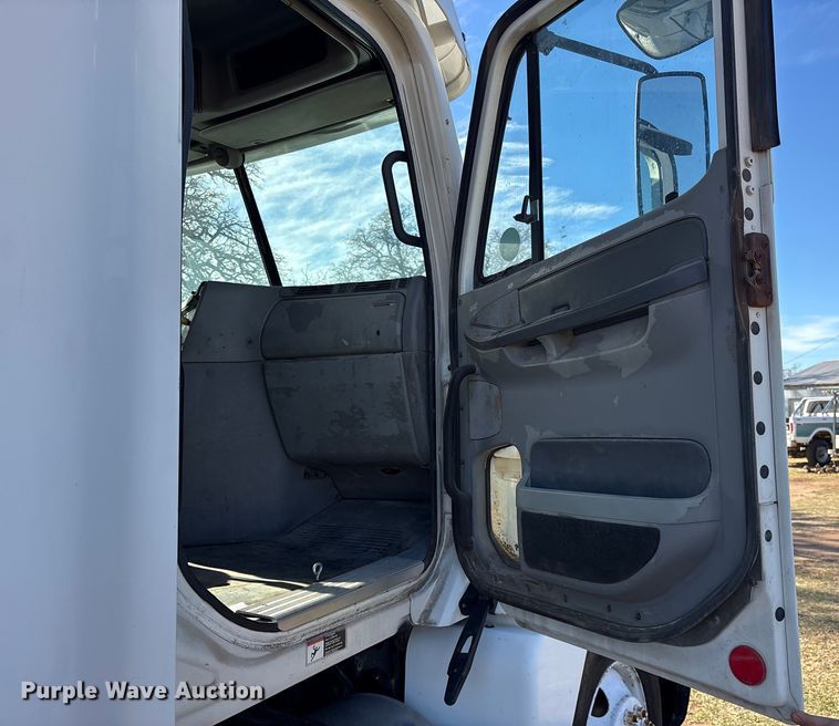 image for item ET7485 2005 Freightliner Columbia semi truck