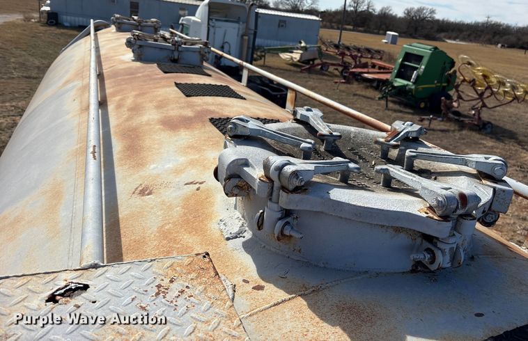 image for item ET7486 1975 Fruehauf pneumatic dry bulk trailer