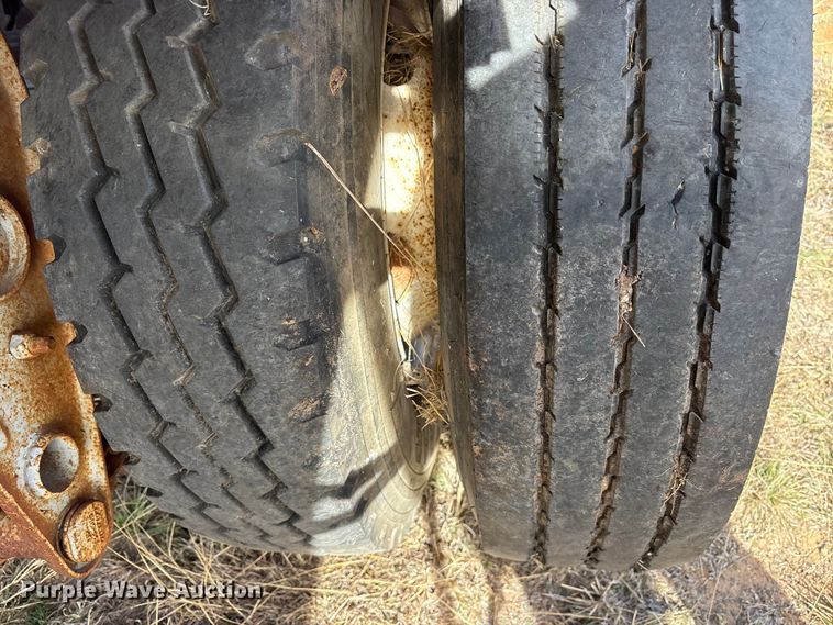 image for item ET7486 1975 Fruehauf pneumatic dry bulk trailer