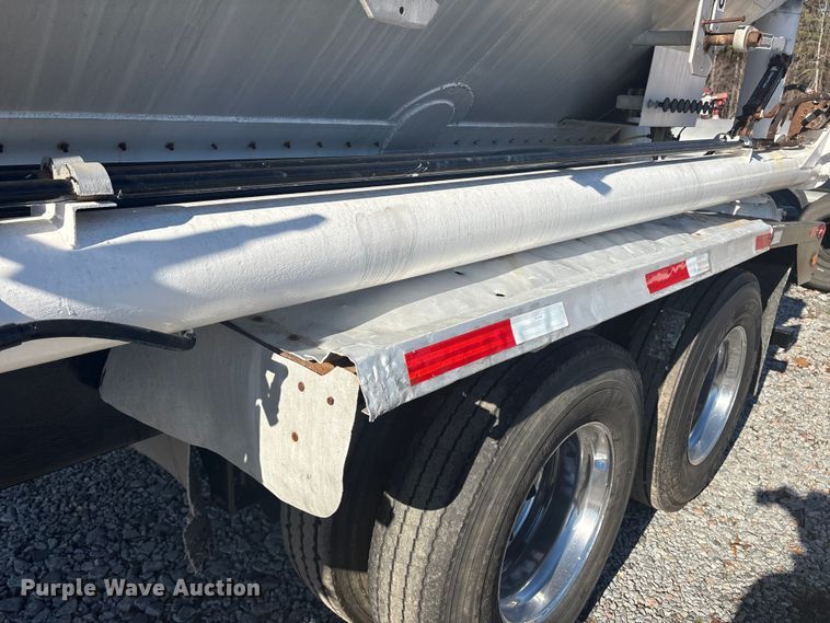 image for item ET8633 2006 Pinson feed delivery trailer