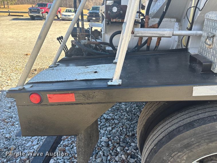 image for item ET8633 2006 Pinson feed delivery trailer