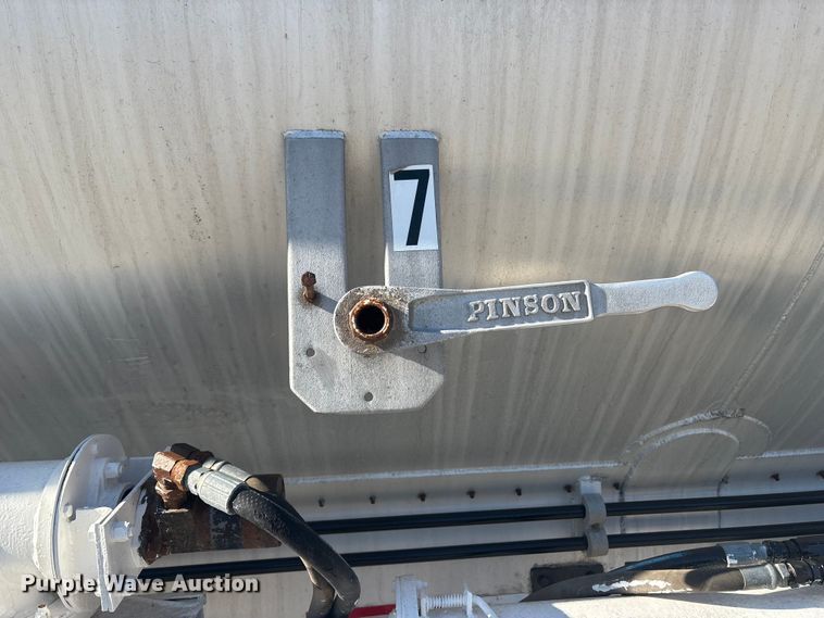 image for item ET8633 2006 Pinson feed delivery trailer