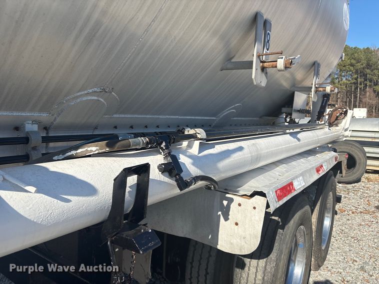 image for item ET8633 2006 Pinson feed delivery trailer