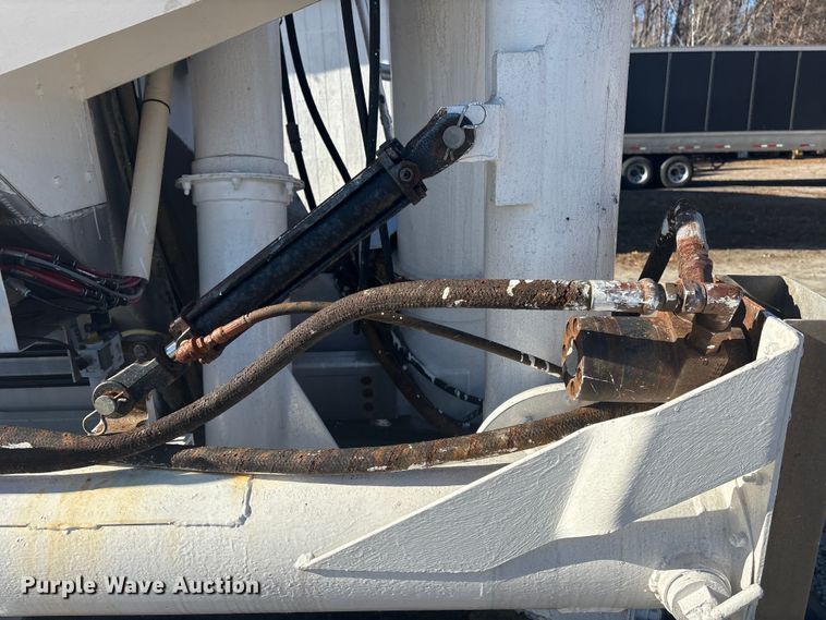 image for item ET8633 2006 Pinson feed delivery trailer