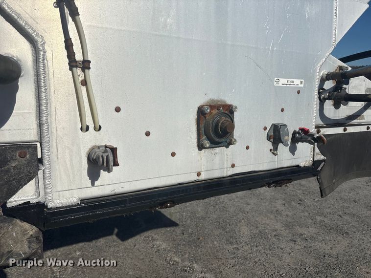 image for item ET8633 2006 Pinson feed delivery trailer