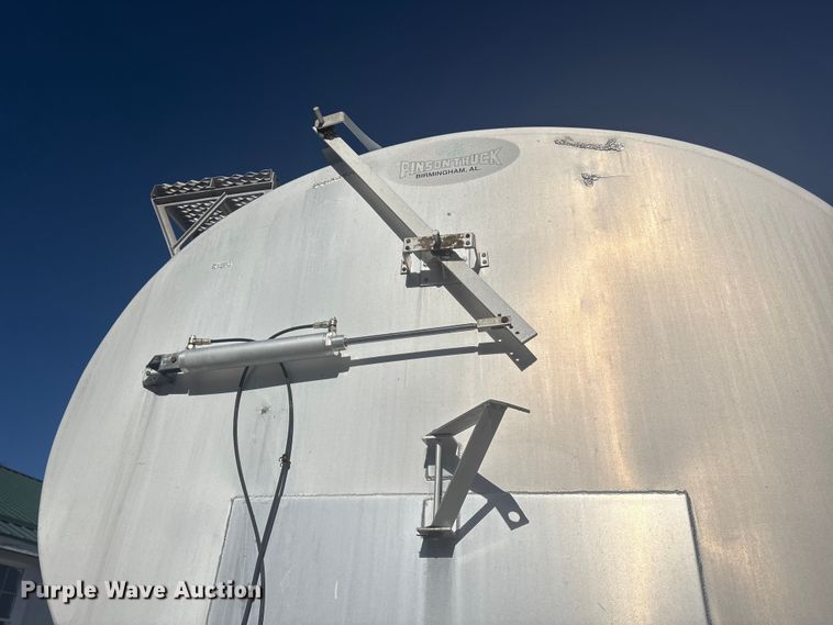 image for item ET8633 2006 Pinson feed delivery trailer