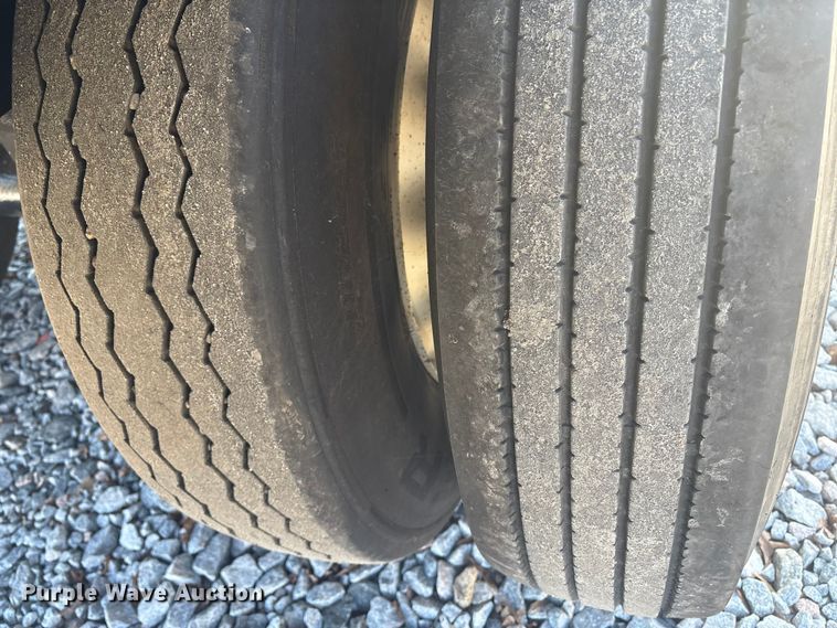 image for item ET8633 2006 Pinson feed delivery trailer