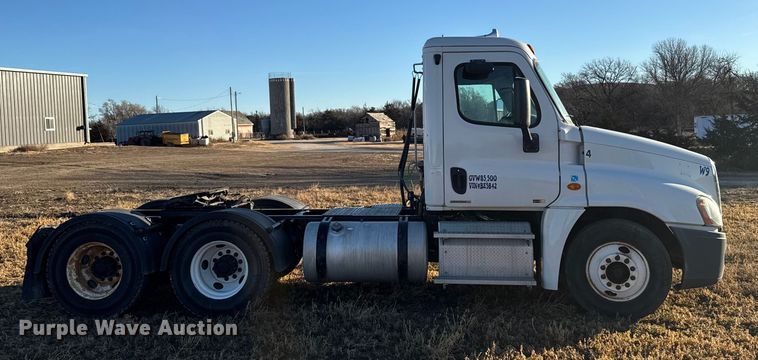 image for item FB0540 2012 Freightliner Cascadia semi truck