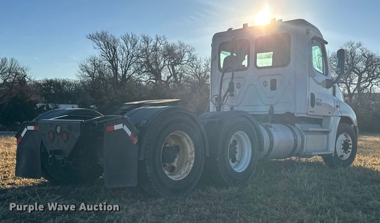 image for item FB0540 2012 Freightliner Cascadia semi truck