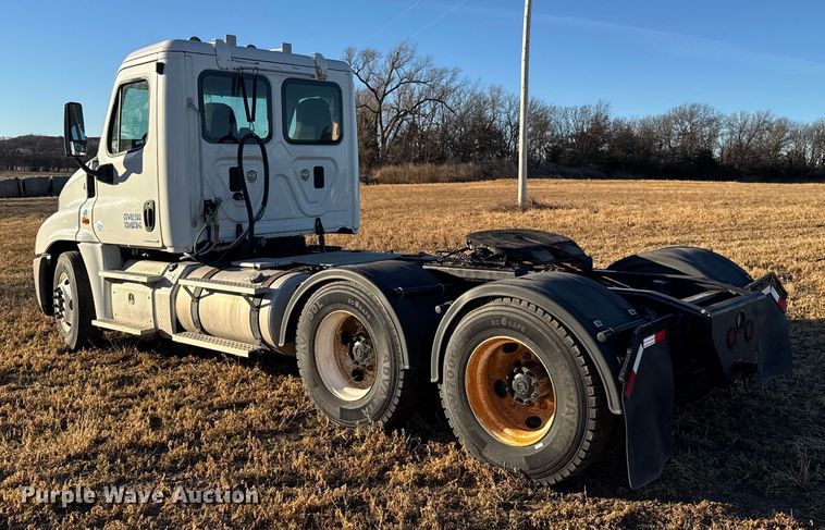 image for item FB0540 2012 Freightliner Cascadia semi truck