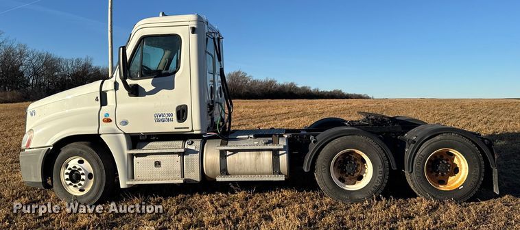 image for item FB0540 2012 Freightliner Cascadia semi truck