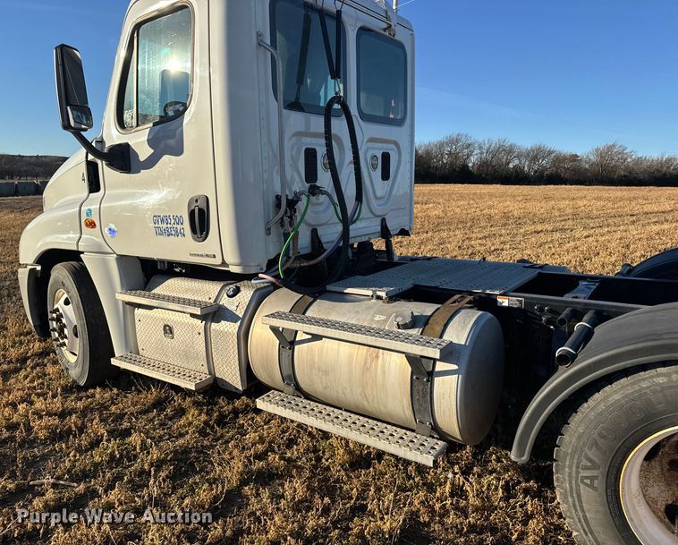 image for item FB0540 2012 Freightliner Cascadia semi truck