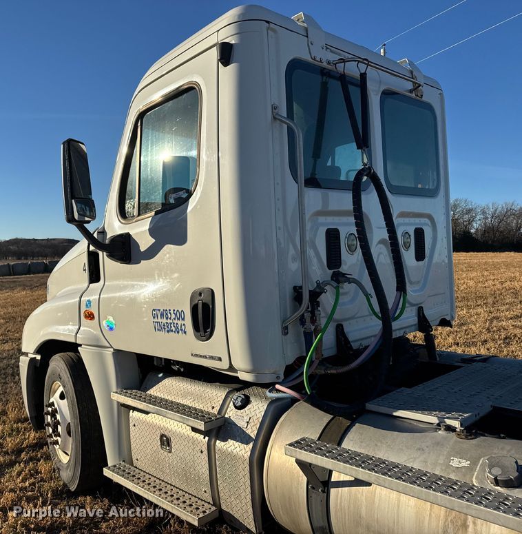 image for item FB0540 2012 Freightliner Cascadia semi truck