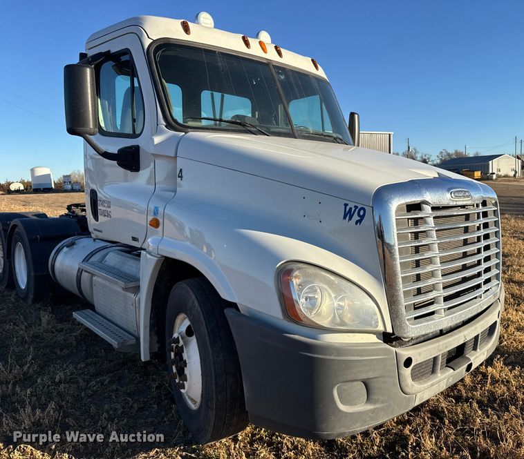 image for item FB0540 2012 Freightliner Cascadia semi truck