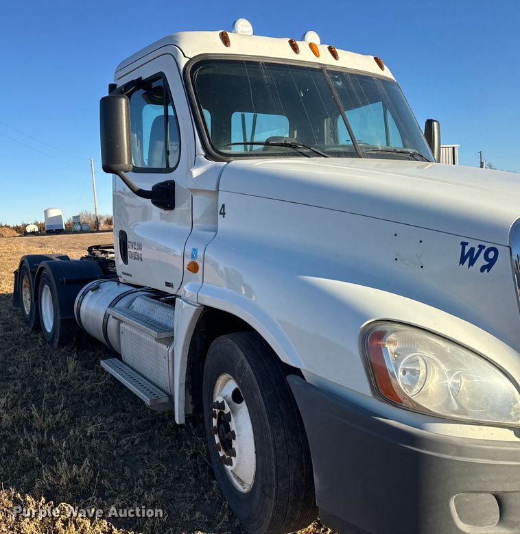 image for item FB0540 2012 Freightliner Cascadia semi truck