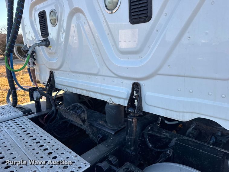 image for item FB0540 2012 Freightliner Cascadia semi truck