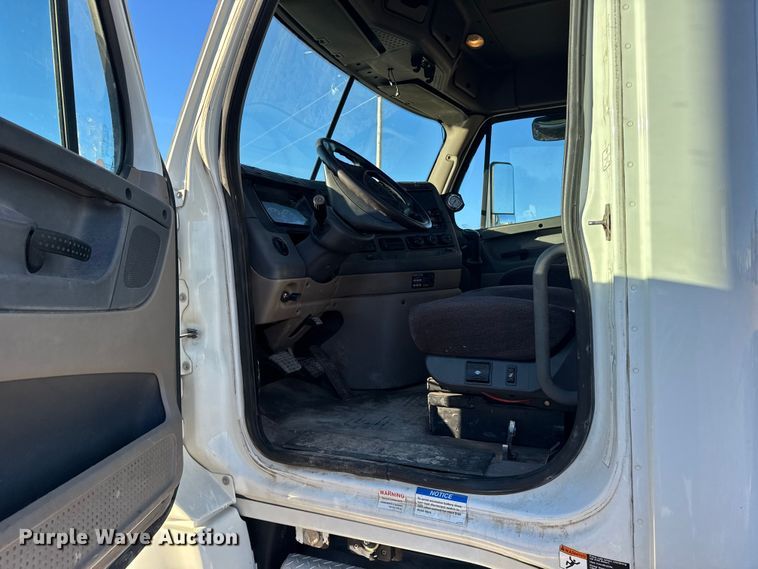 image for item FB0540 2012 Freightliner Cascadia semi truck