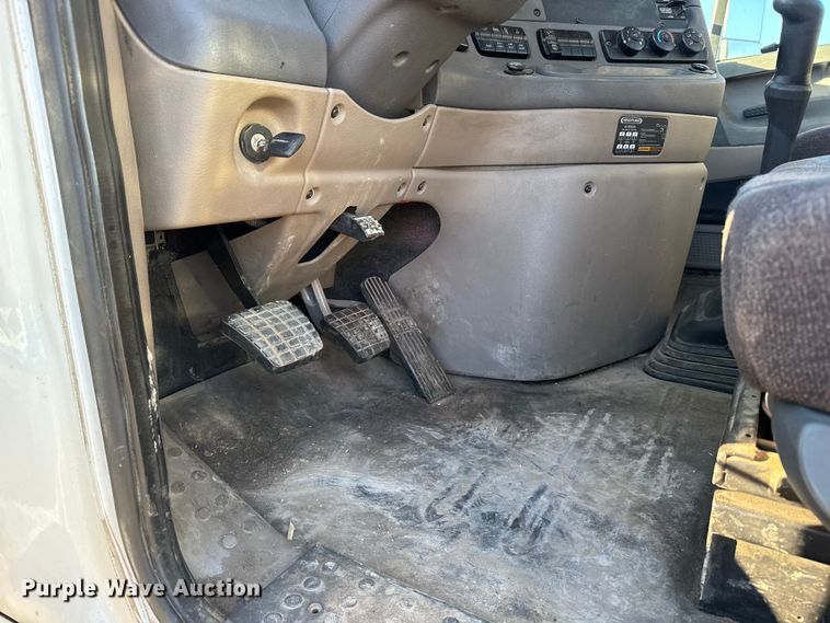 image for item FB0540 2012 Freightliner Cascadia semi truck