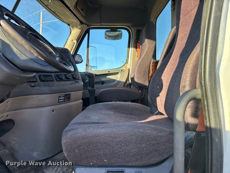 image for item FB0540 2012 Freightliner Cascadia semi truck