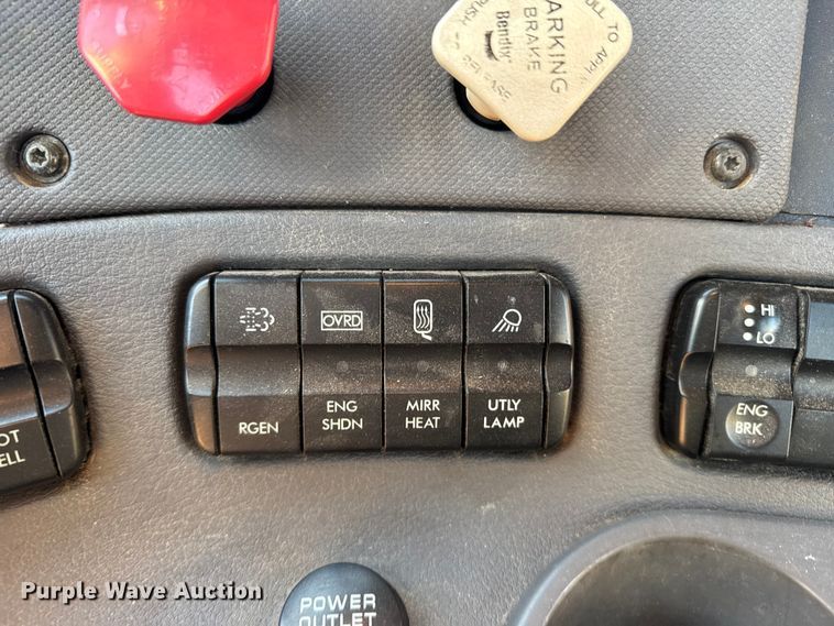 image for item FB0540 2012 Freightliner Cascadia semi truck