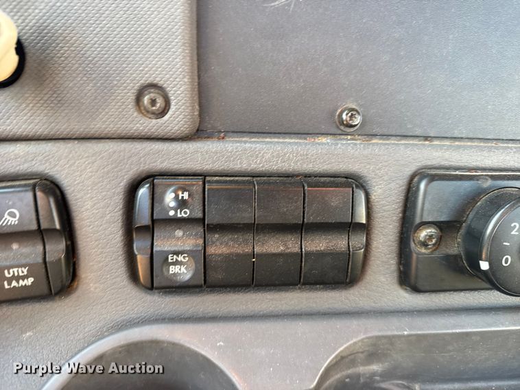 image for item FB0540 2012 Freightliner Cascadia semi truck