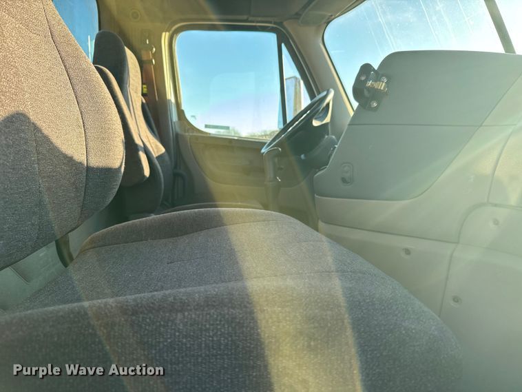 image for item FB0540 2012 Freightliner Cascadia semi truck