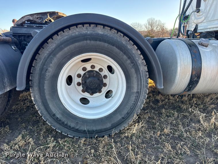 image for item FB0540 2012 Freightliner Cascadia semi truck