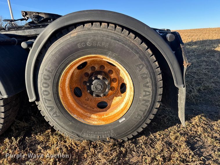 image for item FB0540 2012 Freightliner Cascadia semi truck