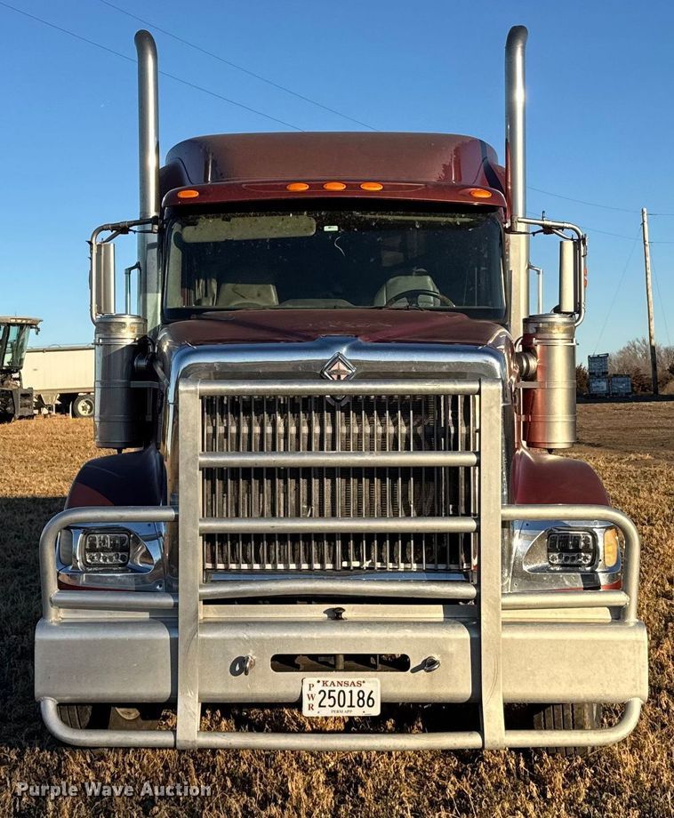 image for item FB0541 2005 International 9900i semi truck