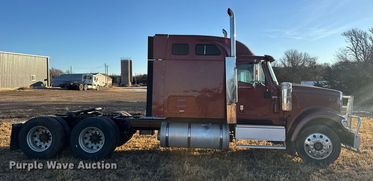 image for item FB0541 2005 International 9900i semi truck