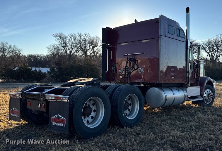 image for item FB0541 2005 International 9900i semi truck