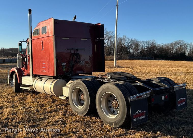 image for item FB0541 2005 International 9900i semi truck