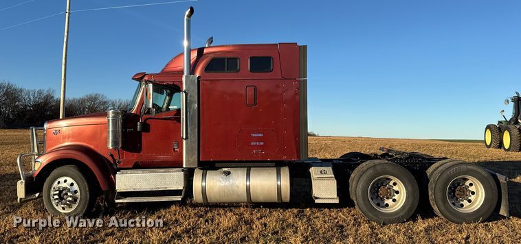 image for item FB0541 2005 International 9900i semi truck