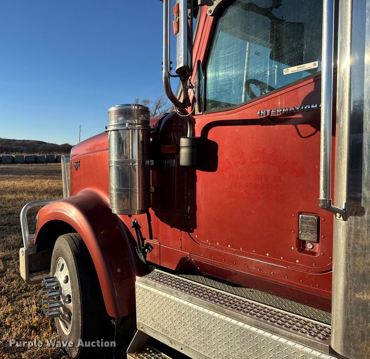 image for item FB0541 2005 International 9900i semi truck