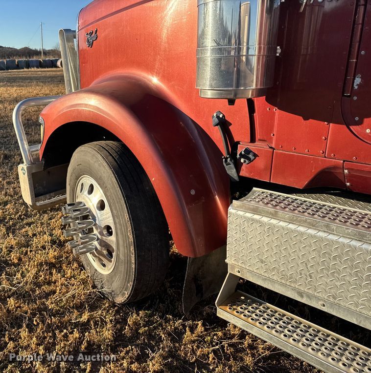 image for item FB0541 2005 International 9900i semi truck