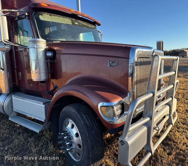 image for item FB0541 2005 International 9900i semi truck