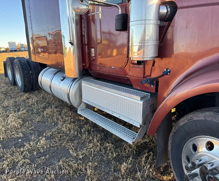 image for item FB0541 2005 International 9900i semi truck