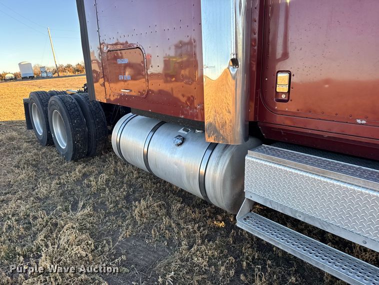 image for item FB0541 2005 International 9900i semi truck