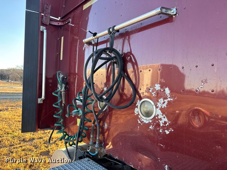 image for item FB0541 2005 International 9900i semi truck