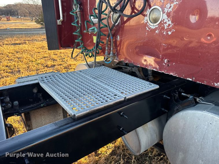 image for item FB0541 2005 International 9900i semi truck