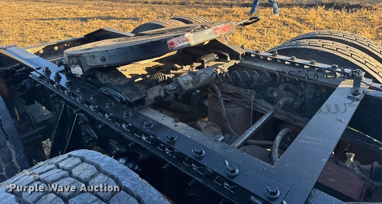 image for item FB0541 2005 International 9900i semi truck