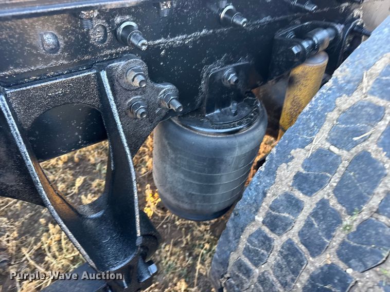 image for item FB0541 2005 International 9900i semi truck