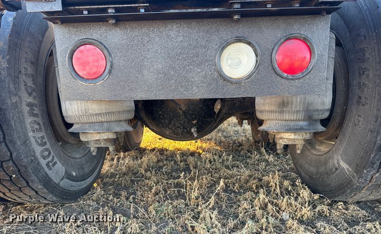 image for item FB0541 2005 International 9900i semi truck