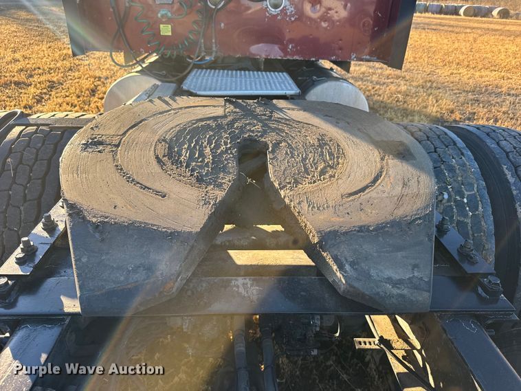 image for item FB0541 2005 International 9900i semi truck