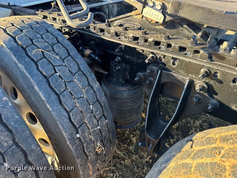 image for item FB0541 2005 International 9900i semi truck