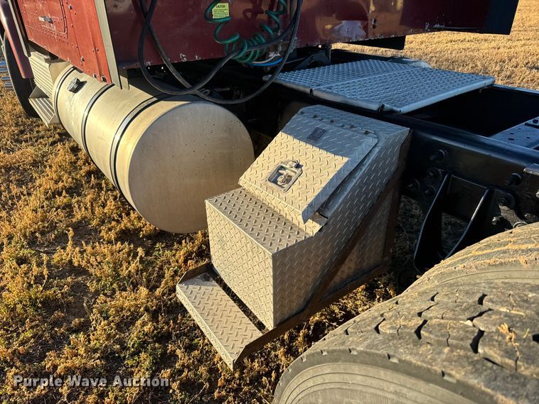 image for item FB0541 2005 International 9900i semi truck