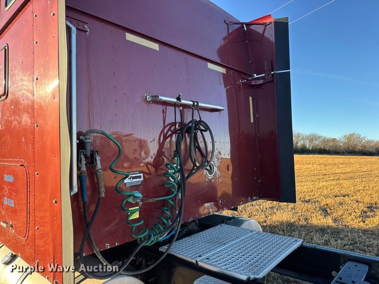 image for item FB0541 2005 International 9900i semi truck