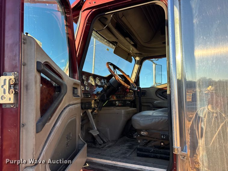 image for item FB0541 2005 International 9900i semi truck