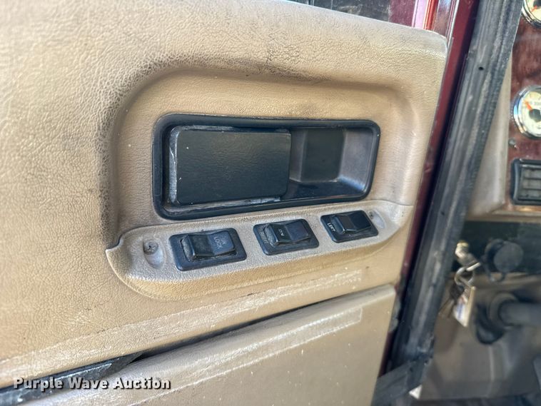 image for item FB0541 2005 International 9900i semi truck