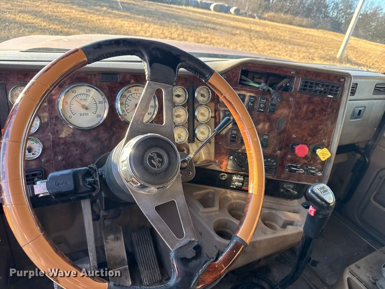 image for item FB0541 2005 International 9900i semi truck